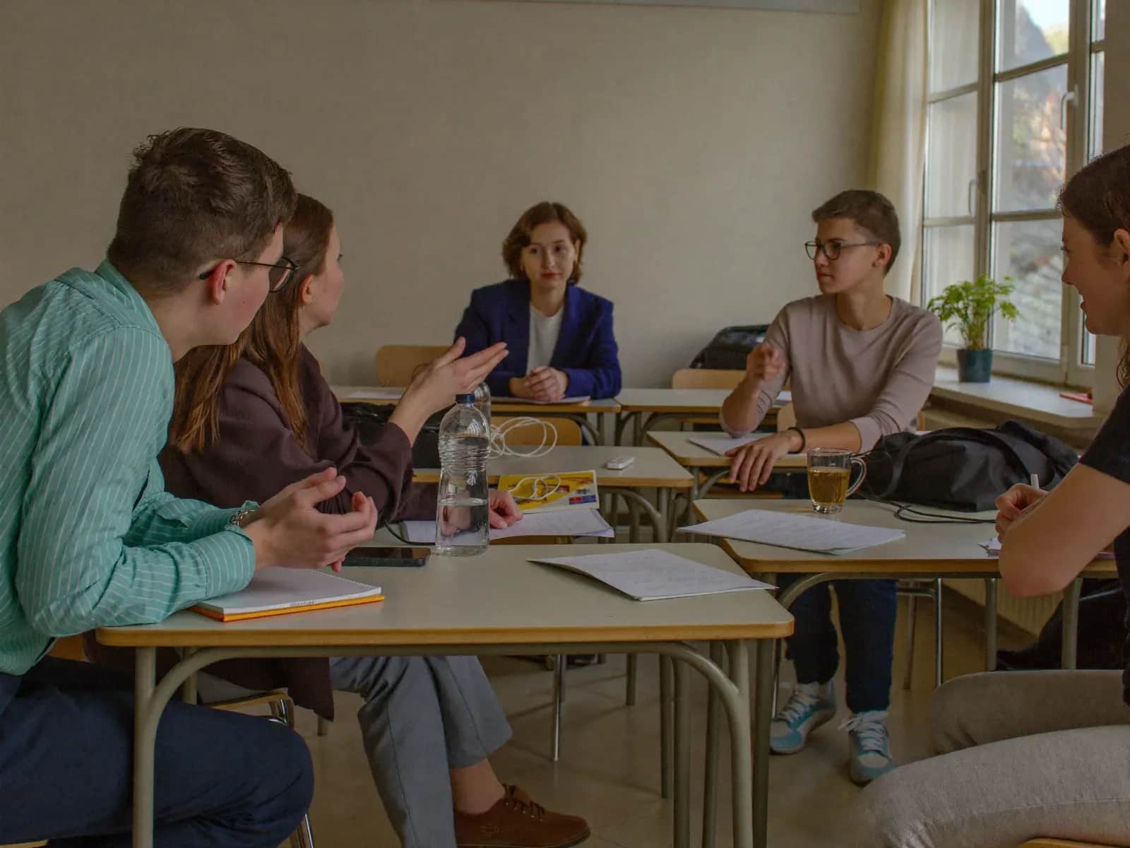 Група дорослих говорить англійською на занятті