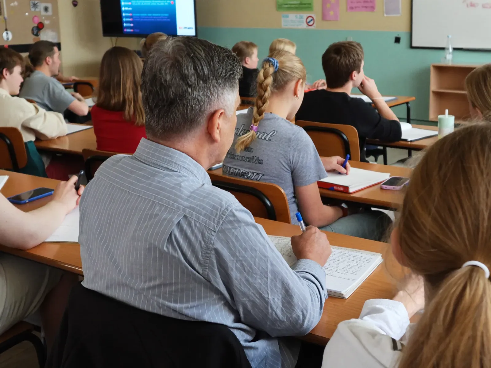 Ментор спостерігає урок у класі вчителя