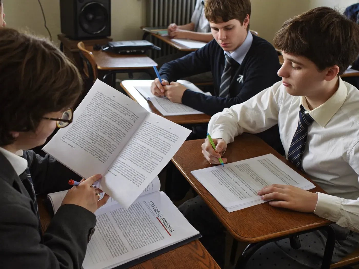 Учні працюють із текстом на уроці