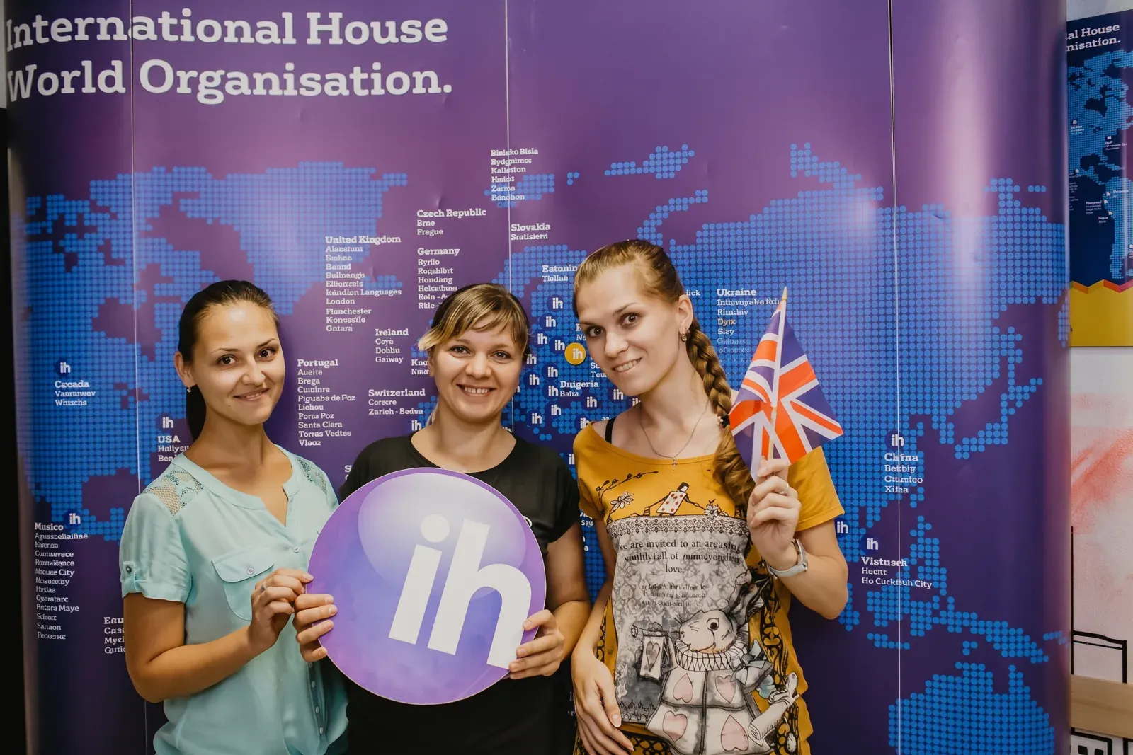 Студентки біля карти мережі International House World Organisation