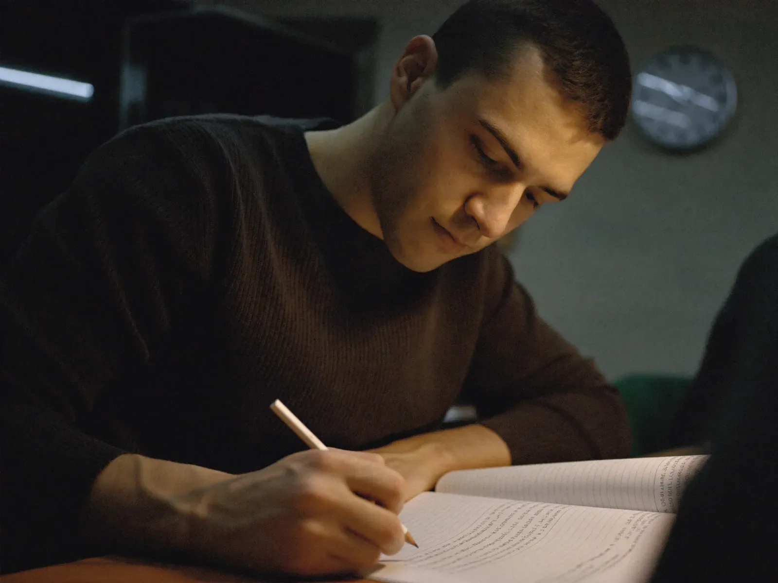 Студент швидко переглядає текст на Reading